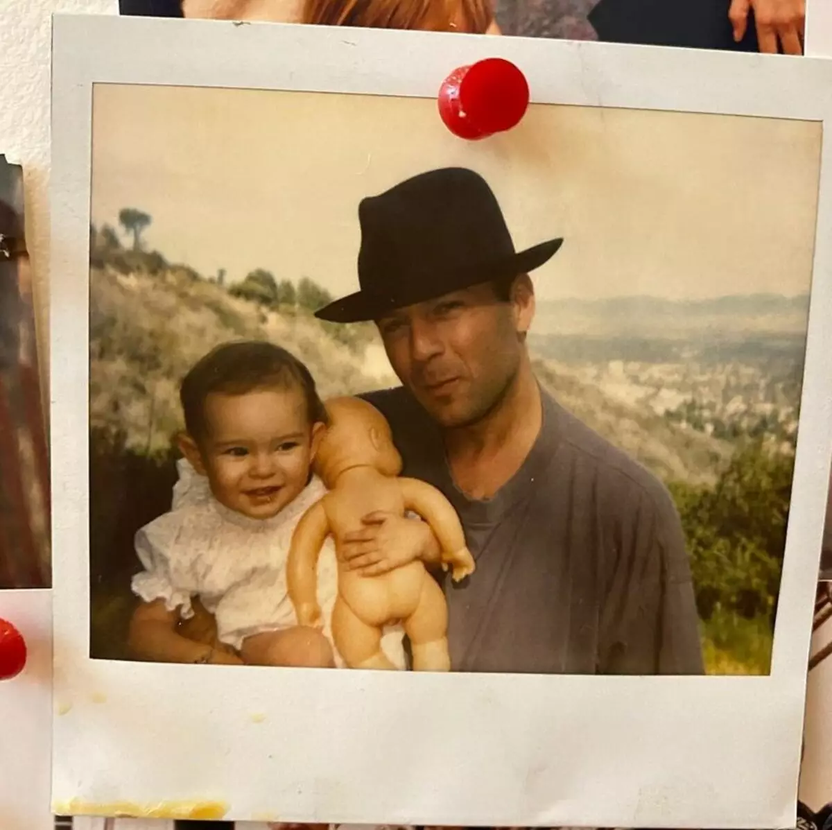 Filino Bruce Willis dividis arkivajn fotojn de filmado 