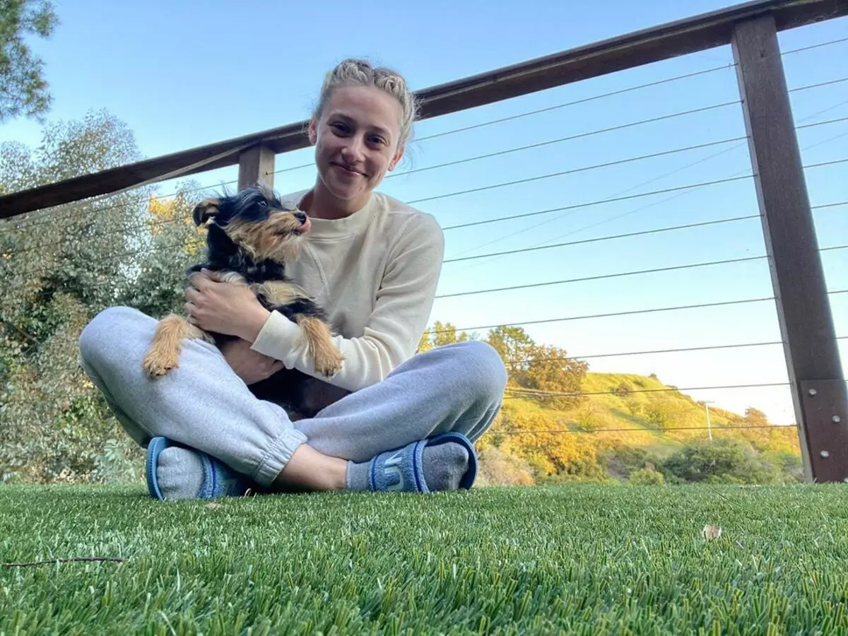 Lily Reinhart mei Tears ferteld oer de oanfal op har puppy: 