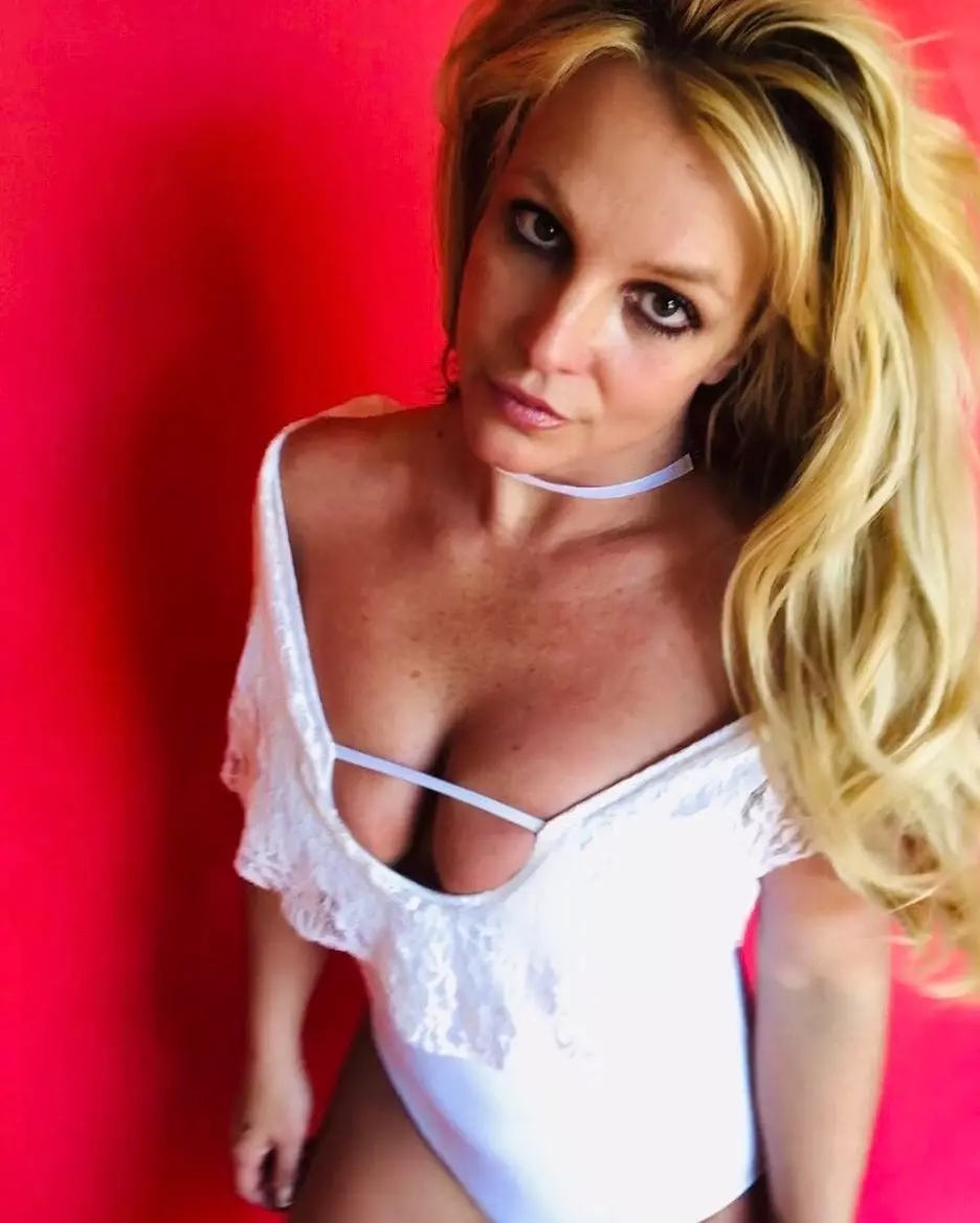 Ang Britney Spears nasilo sa mga troll sa Internet nga nagsakay sa iyang litrato sa usa ka swimsuit 97887_1