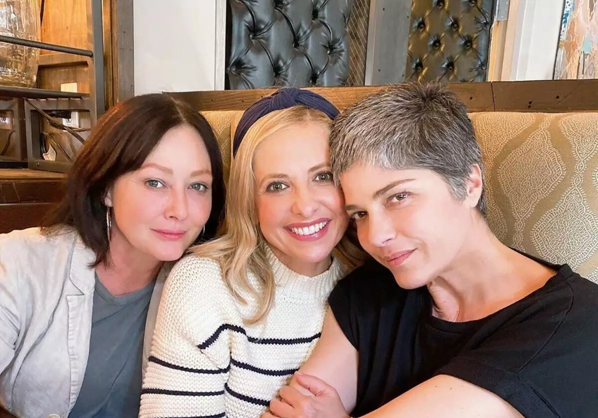 Selm Blair pasidalino Selfie su Sarah Michel Gellar ir Shanenene Doherty