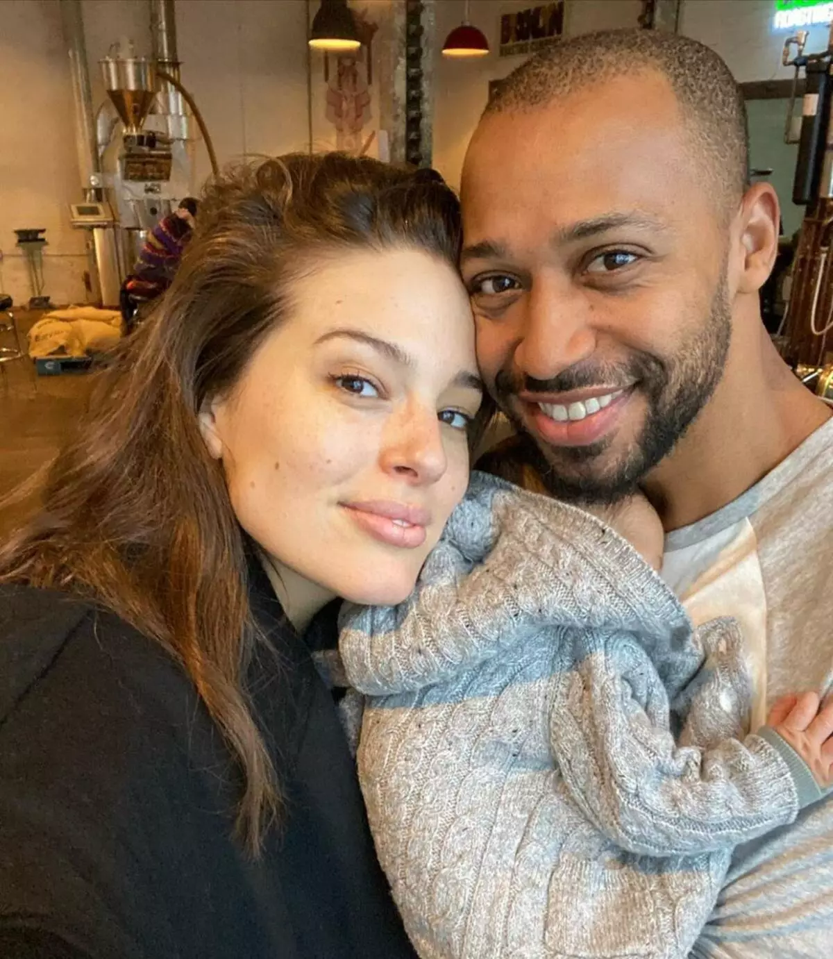 Ukude ehlathini: U-Ashley Graham washintsha indodana yakhe diapeers phansi kwesitolo 97908_2