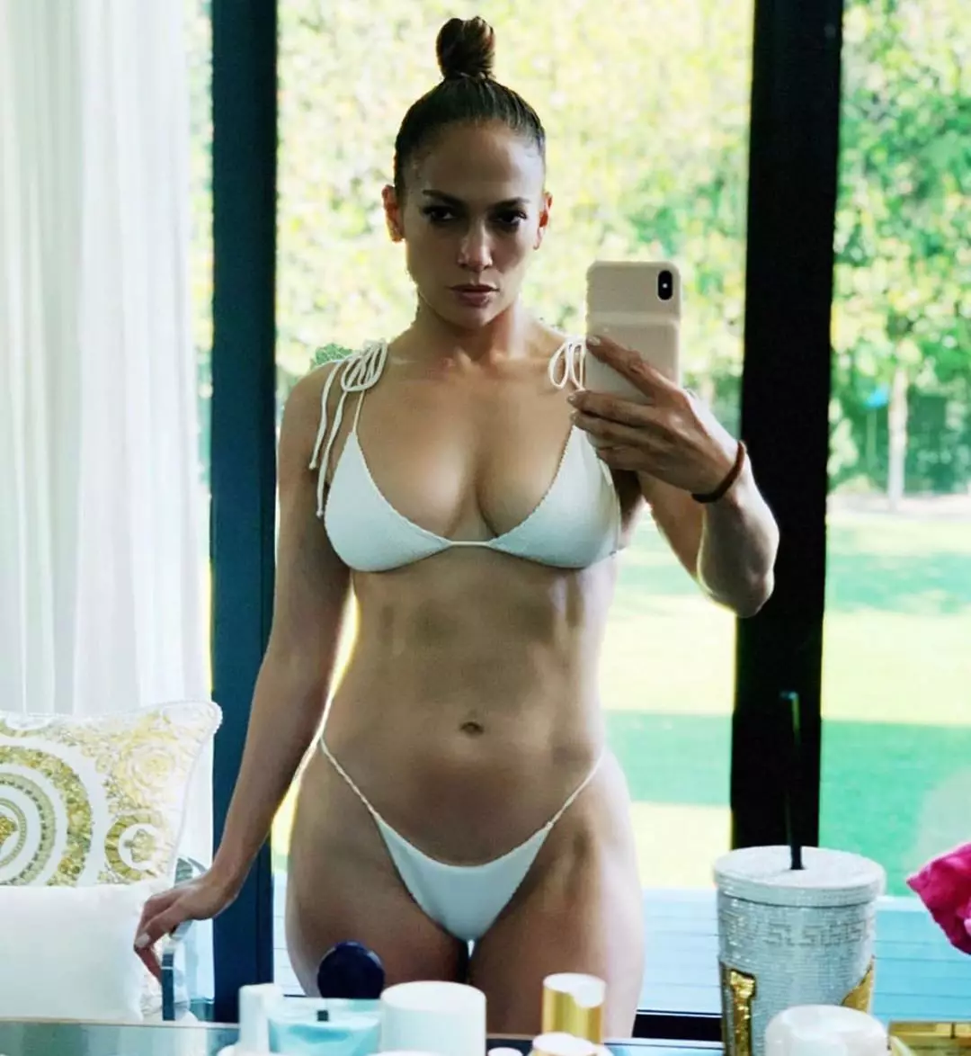 Foto: 50 yaşlı Jennifer Lopez Bikinidə bir idman fiqurunu öyüb 97920_1