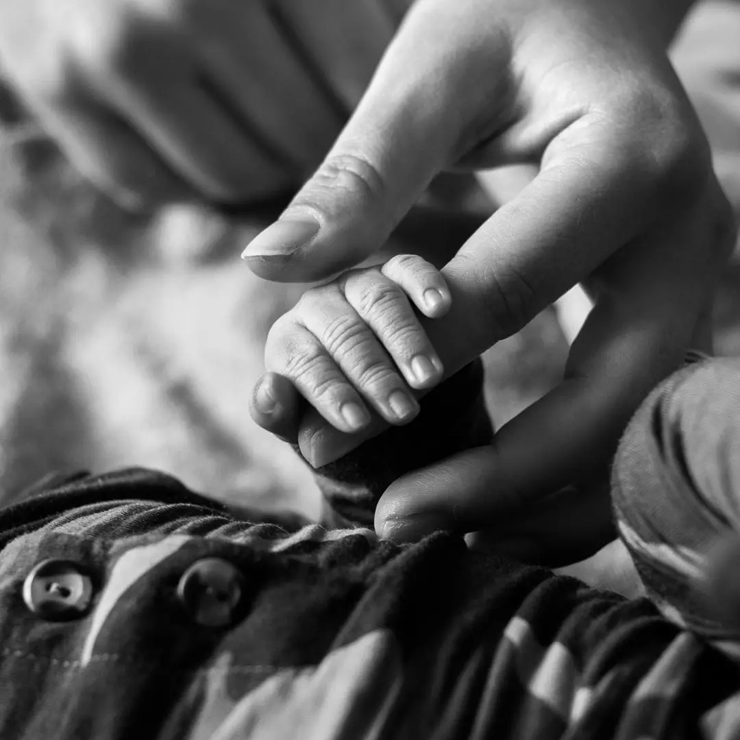 Фото: Модел плус-големина Ешли Греам го хранеше бебето со гради на јавно место 97922_1