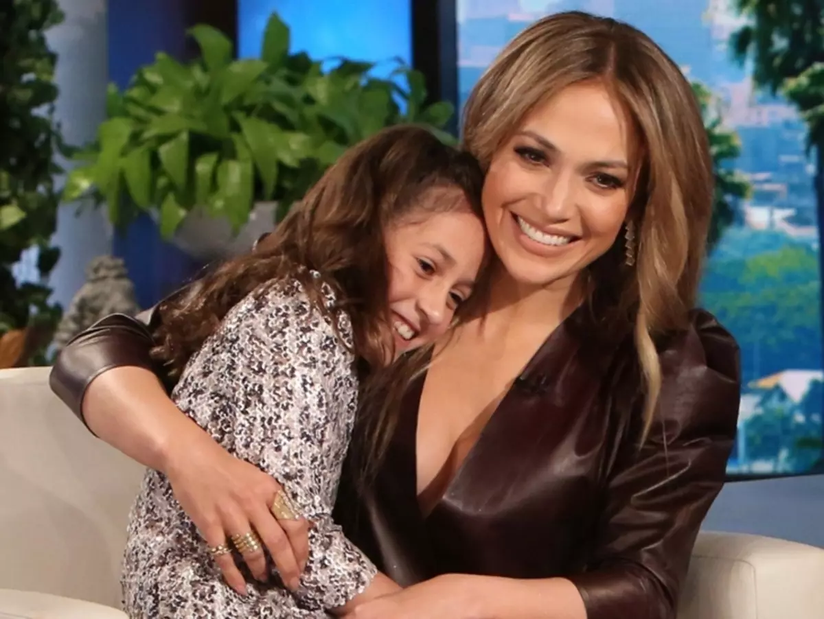 Mini jailo: Labhair Jennifer Lopez le hiníon Emma