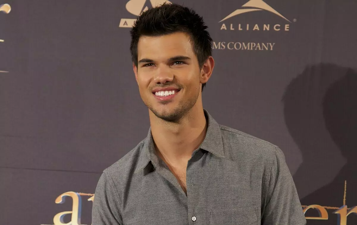 Zréck an d'Form: Taylor Lautner huet eng Figur virum Fans gebastelt