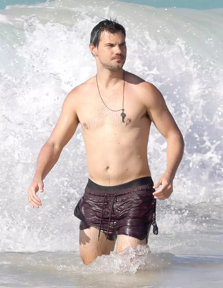 Επέστρεψε σε μορφή: ο Taylor Lautner καυχήθηκε μια φιγούρα πριν από τους οπαδούς 98213_3