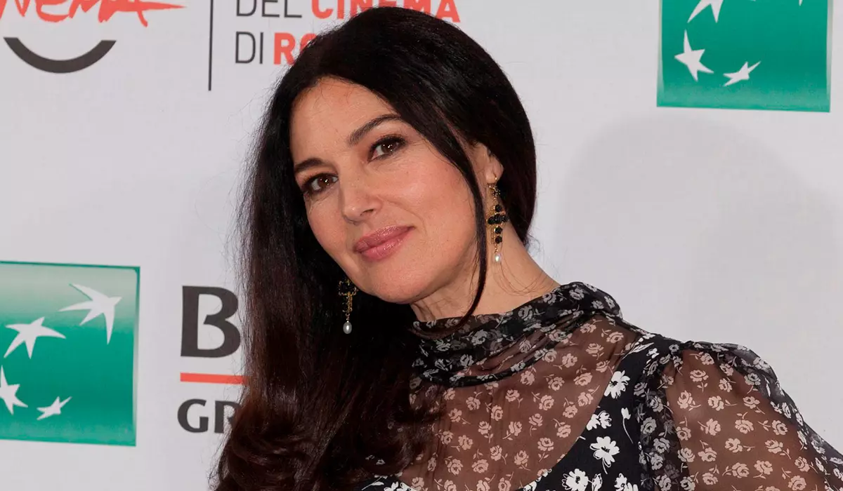 Monica Bellucci gentog Cult Image of Madonna i en blank foto skyde