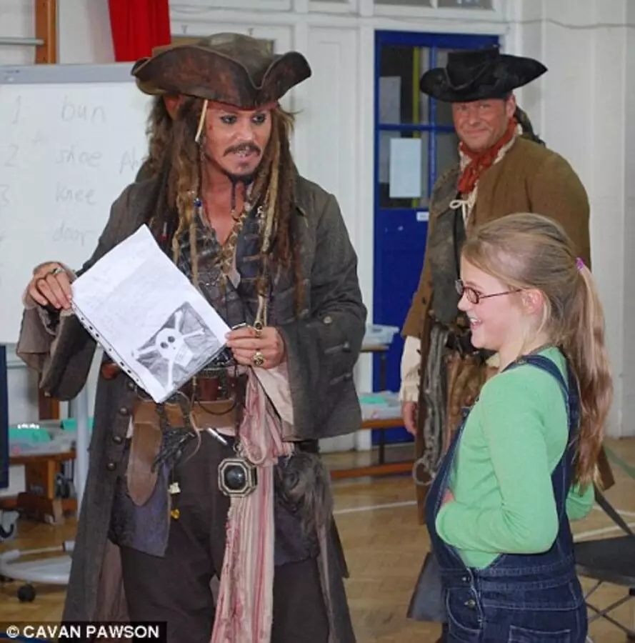 Johnny Depp toegebracht een onverwacht bezoek aan de basisschool in het beeld van Captain Jack Sparrow