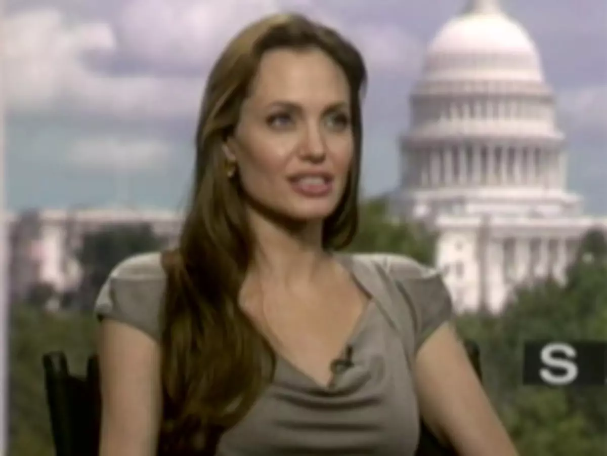 Angelina Jolie tkellem dwar proġetti ġodda